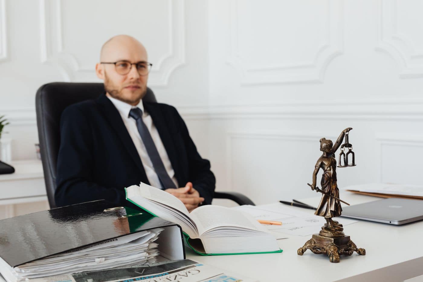 Professionista alla scrivania con fascicoli e bilancia della giustizia
