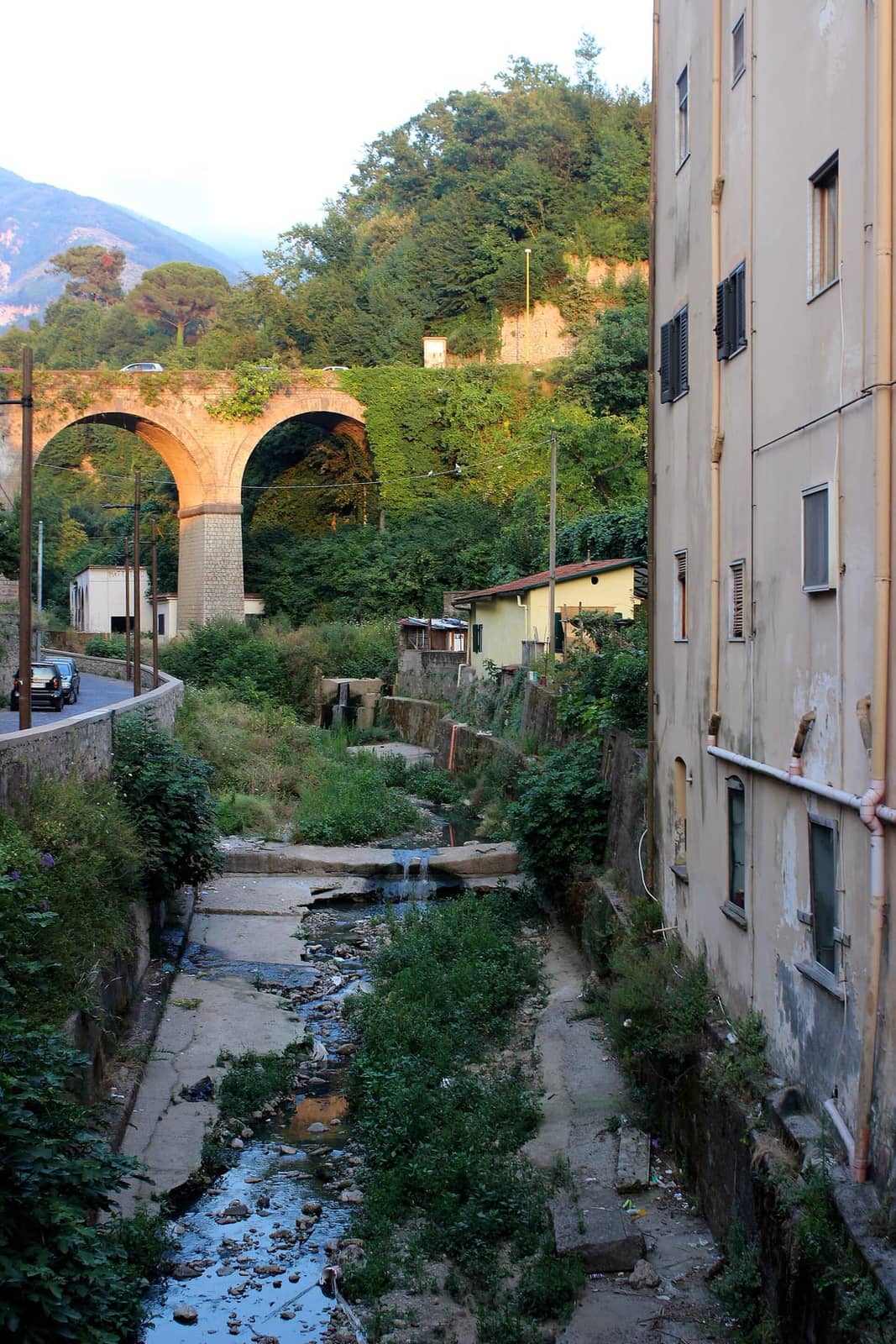 Il torrente e gli archi nella Valle dei Mulini