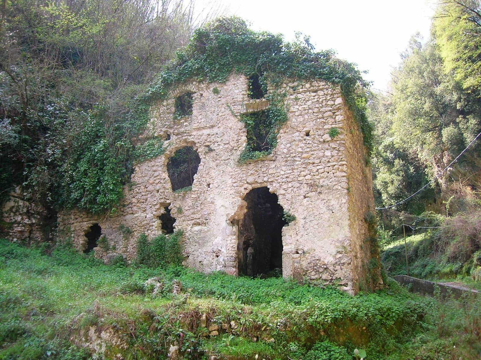 Il mulino in rovina nella Valle dei Mulini