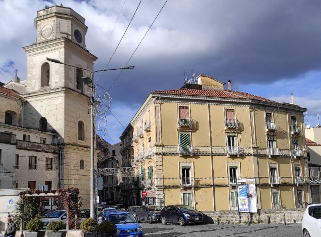 Una piazza nel centro di Gragnano con il campanile